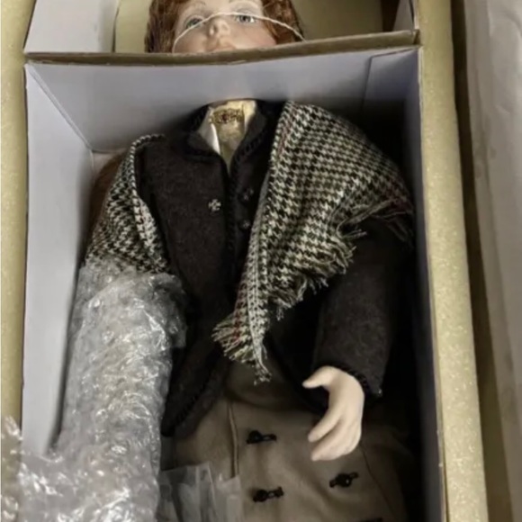 Maureen O’Hara WORLD GALLERY PORCELAIN DOLL - Hand Signed Limited Ed. Numbered - Picture 9 of 15